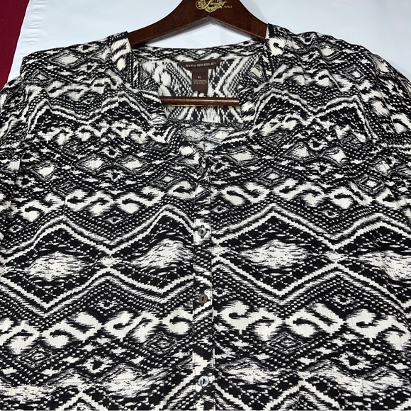 BIT and BRIDLE XL Shirt BLACK WHITE GEOMETRIC PEASANT BLOUSE Rayon Buttons FLOWY - Picture 7 of 12